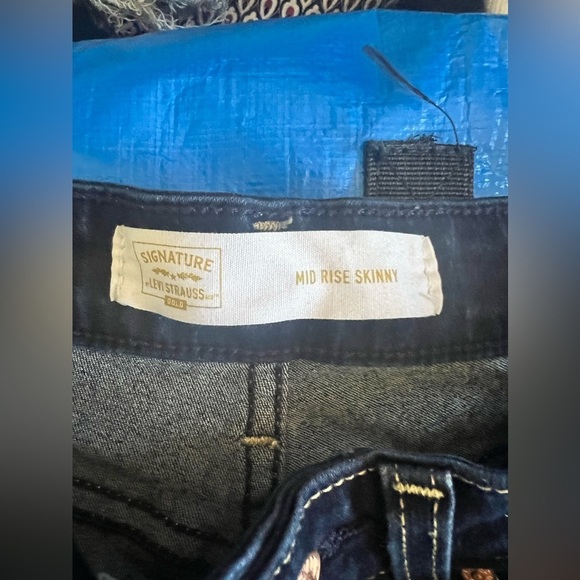 Signature by Levi’s - Mid Rise Skinny Jeans - Picture 2 of 7